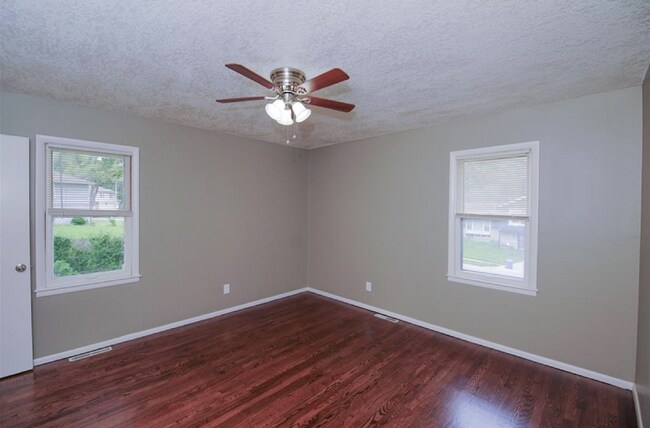 Building Photo - Beautiful 3 Bedroom / 1.5 Bath *Large Corner Lot* 2 Car Garage