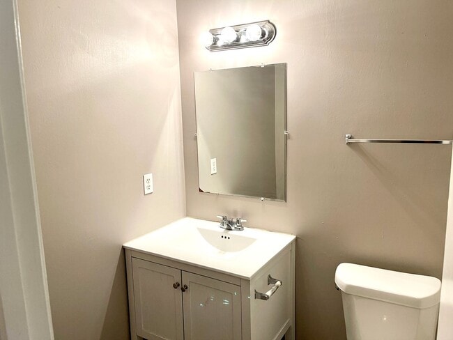 Building Photo - Welcome to this charming 2-bedroom, 2-bath...