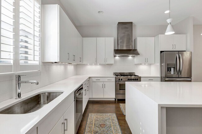 Building Photo - Modern living in Salemtown!