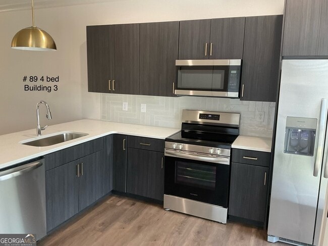 Building Photo - 93 Chateau Dr SE