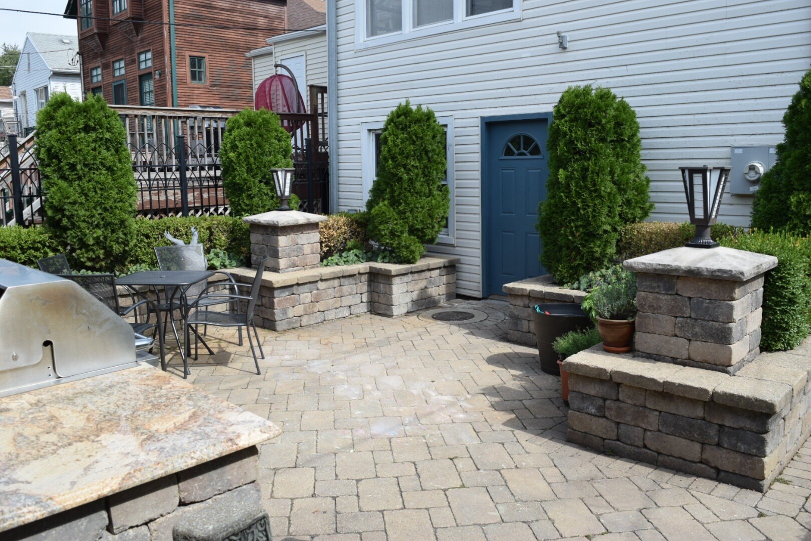 Nice outside area. - 3018 S Union Ave