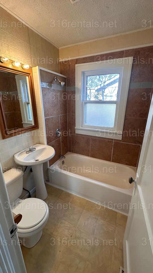 Building Photo - $1175 - 3 bed 1 bath - Single Family Home