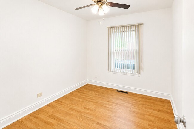 Building Photo - 11536 S Ridgeland Ave
