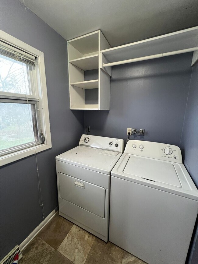 Building Photo - 3 bedroom 1.5 Bathroom with a Large Backya...