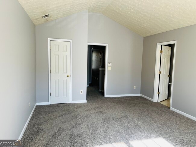 Building Photo - 2119 Manhattan Pkwy