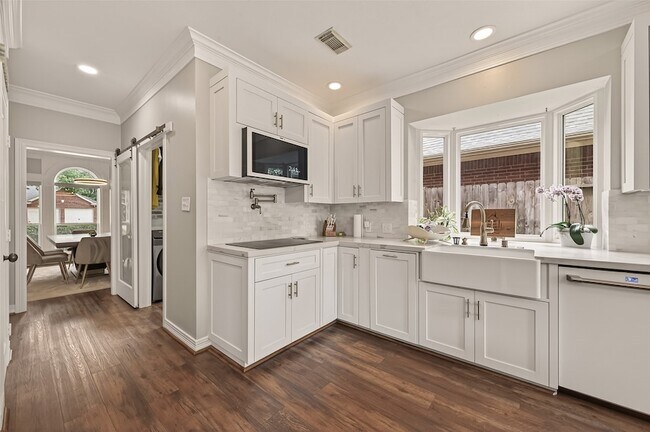 Building Photo - 1403 Hillside Forest Dr