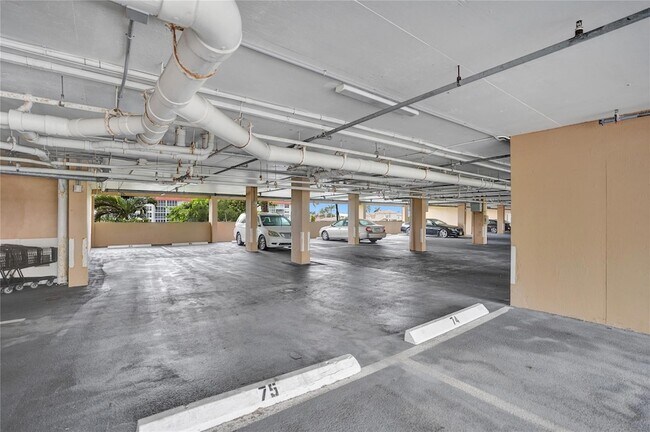 Building Photo - 1150 Hillsboro Mile Unit 1016