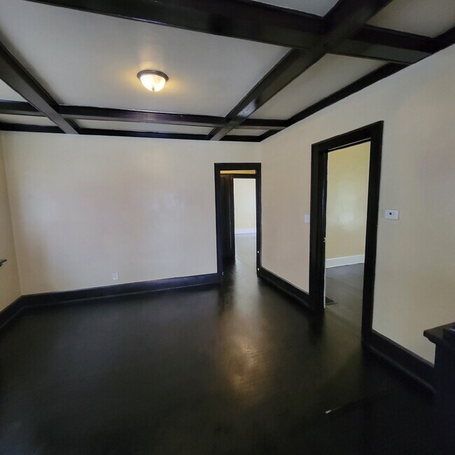 Building Photo - "Charming 3-Bed Oasis with Full Bath on East New York Street, Indianapolis!"