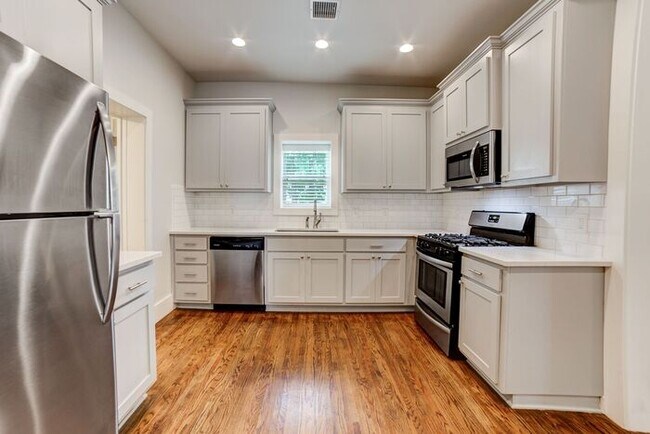 Building Photo - 3/2 Historical Home On Beautiful Main Stre...