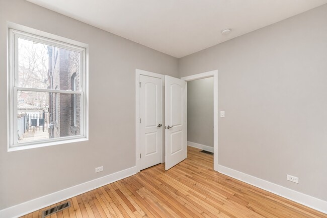 Building Photo - 7944 S Ellis Ave