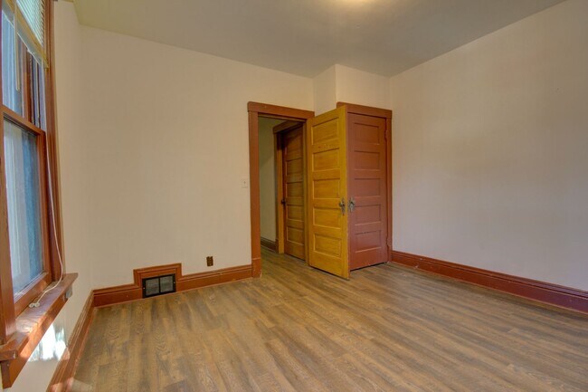 Building Photo - SL NIE2405