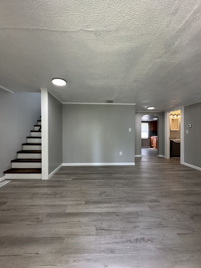 Building Photo - Fully Renovated 2 Bed / 2 Bath Home — Modern Finishes, Large Yard, Move-In Ready NOW!