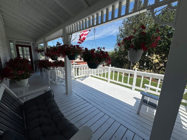 Building Photo - 3 Bedroom, 1.5 Bath, Furnished Home in Houghton