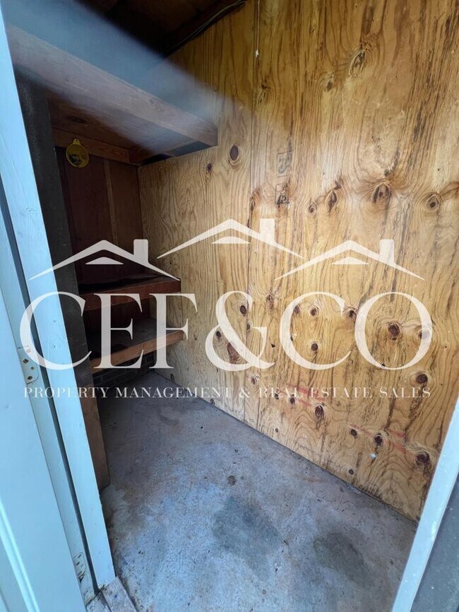 Building Photo - Beautifully maintained 2 bedroom 1.5 bathroom duplex, now available.