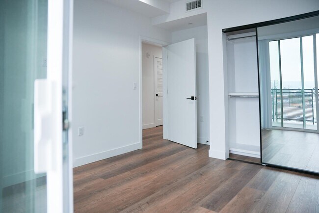 Building Photo - 8940 Reseda Blvd