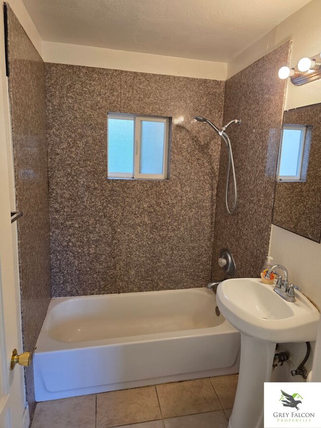 Building Photo - Cozy 1 bedroom home with private yards and...