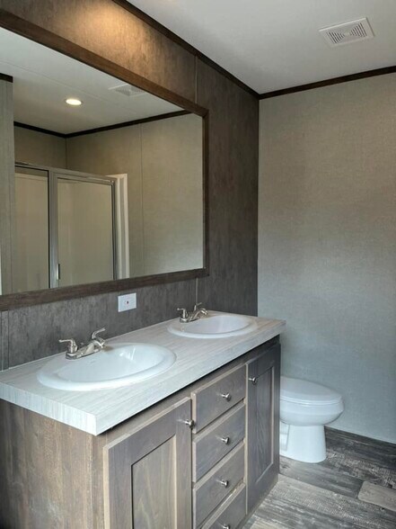 Building Photo - 133 Lillian St