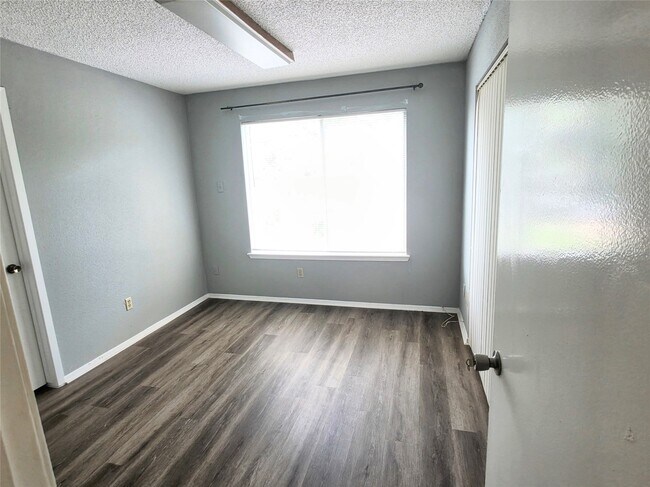 Building Photo - 10526 Chapel Hill Dr