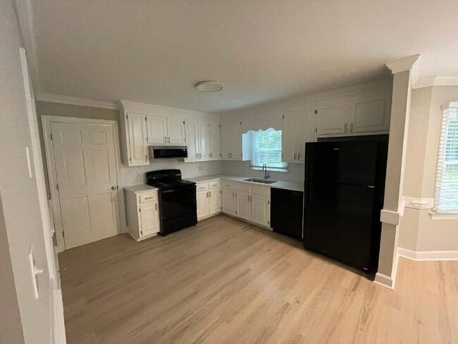 Building Photo - 3 Bedroom 3 bath