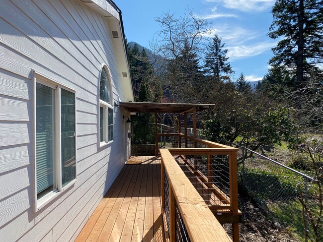Building Photo - Beautifully Remodeled in Cascade Locks