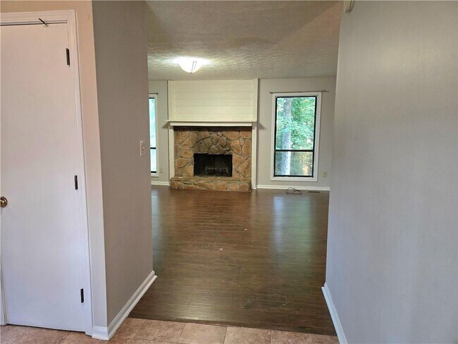 Building Photo - 2982 Hillwood Dr NW