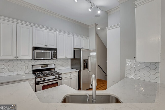 Building Photo - 225 Carlyle Park Dr