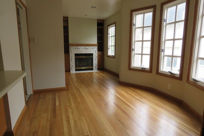 Building Photo - Elegant 4 bedroom House  with bonuses
