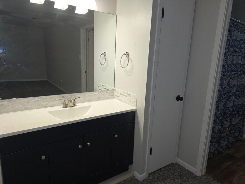 Second bedroom private vanity - 465 Longmeadow St