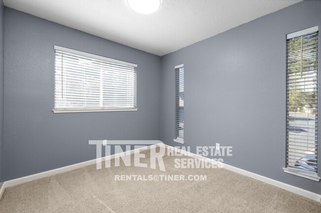 Building Photo - Gorgeous Roseville Home! 18 Month Lease! -...