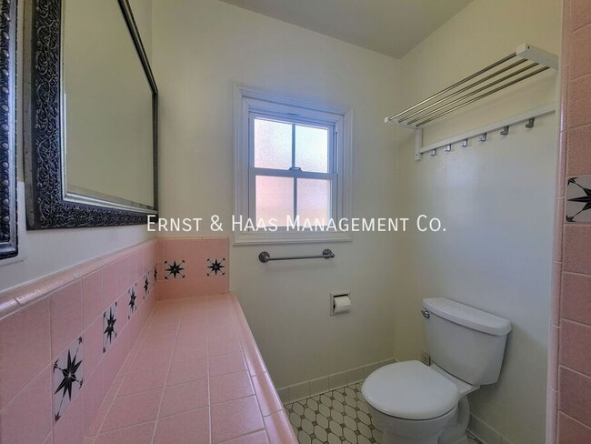 Building Photo - Beautiful Bixby Knolls 2 Bedroom Home with...