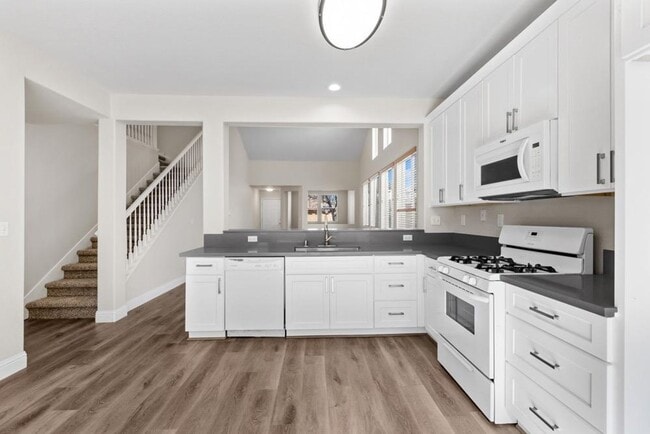 Building Photo - Gorgeous 3 Bedroom In Desired Natomas Park...