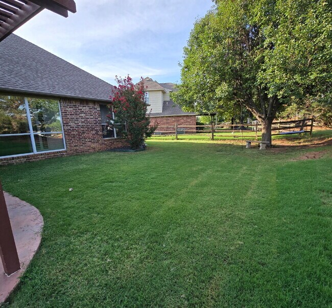 Building Photo - 4-bedroom property in a fantastic North Edmond