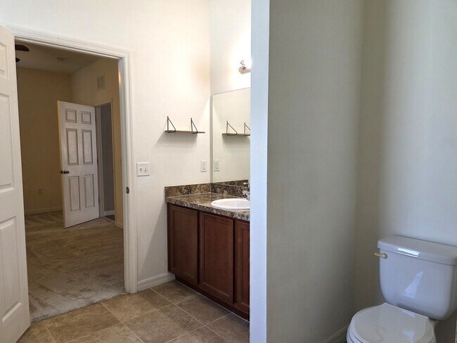 Building Photo - Pet Friendly Home in Southern Ridge