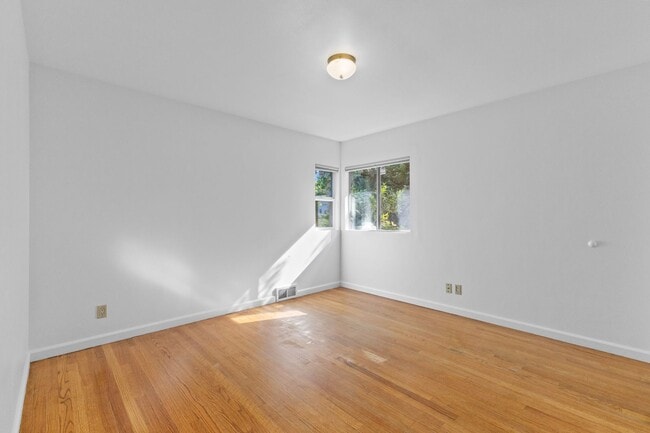 Building Photo - 4bd/2ba Seattle House