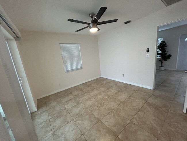 Building Photo - "Cozy 1-Bedroom Apartment in St. Petersburg – 550 Sq Ft of Comfort & Convenience!"
