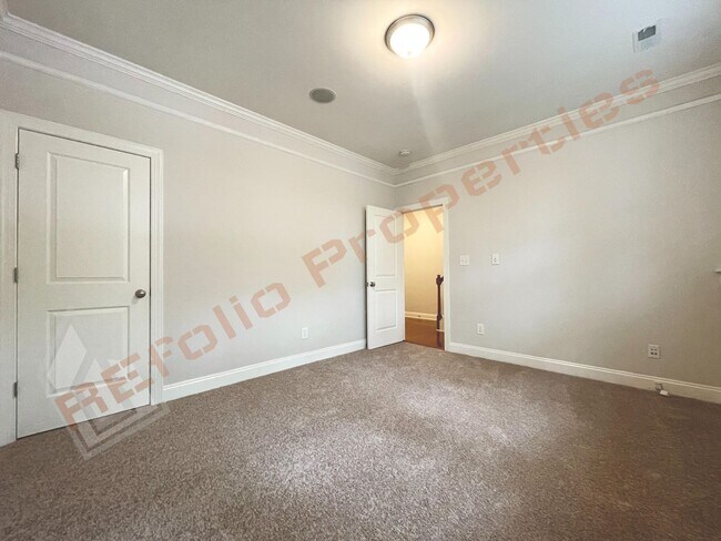 Building Photo - Great layout!Fresh Paint & New Carpet! Spa...