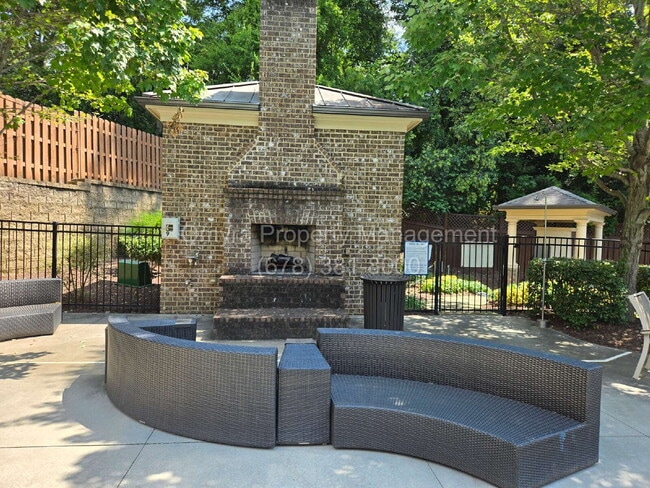 Building Photo - Gorgeous Townhouse near Ansley Mall!