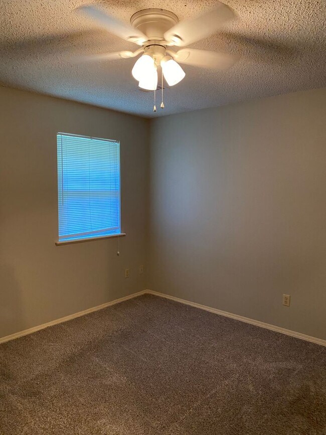 Building Photo - 403 Valley Dr