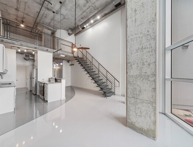 Primary Photo - 2000 Bagby St