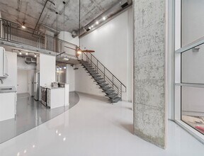 Building Photo - 2000 Bagby St