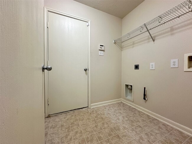 Building Photo - 20515 Hillsdale Park Dr