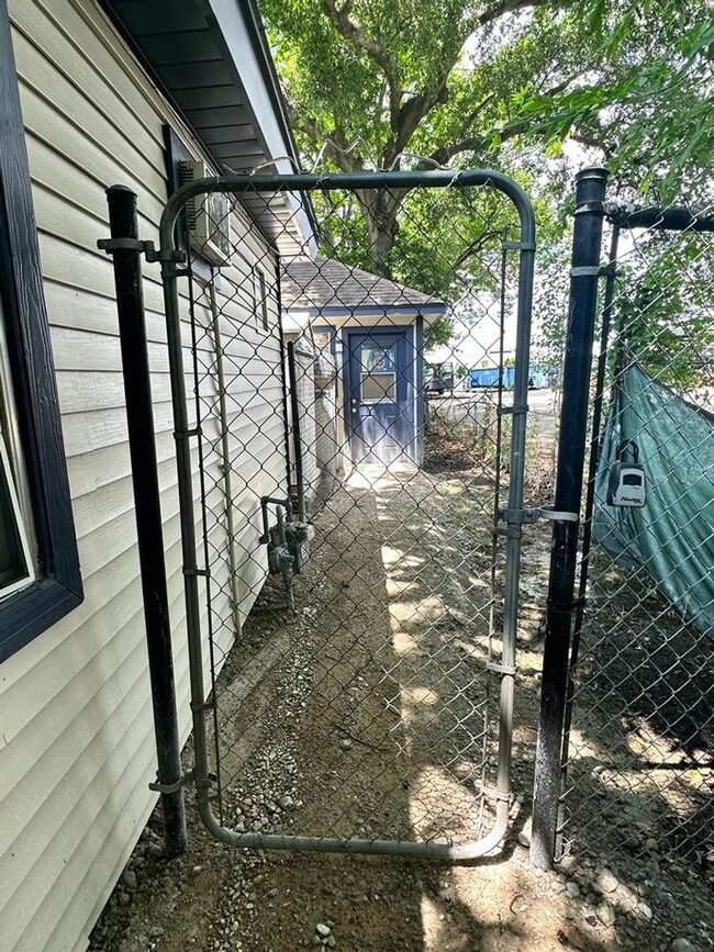 Building Photo - 2117 Thonig Rd