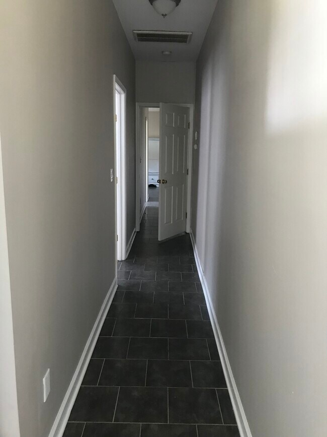 Building Photo - 5547 Woodlawn Pl