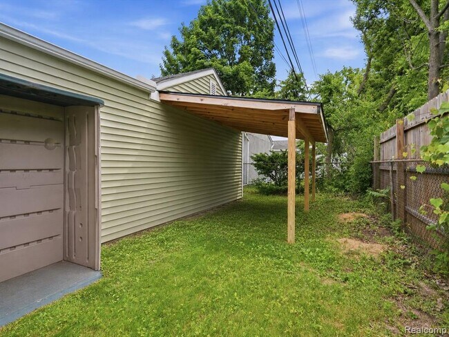 Building Photo - 1514 S Wilson Ave
