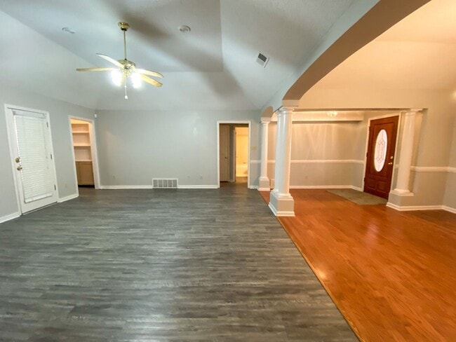 Building Photo - 3 bed 2 bath in Cordova w/ nearly 1800 Sq ft