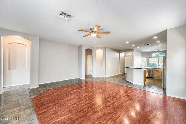Building Photo - Golf Course Views! Quiet Cul-de-Sac! Updat...