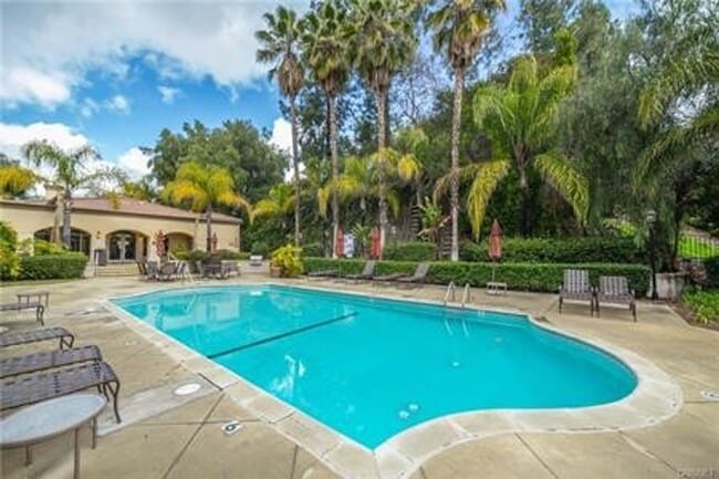 Building Photo - Fully Remodeled End-Unit with Views, Private Garage & Flexible Living Space – South of the Blvd