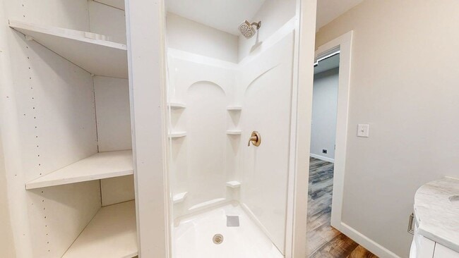 Building Photo - 2 BEDROOMS, 2 FULL BATHROOMS + 1 FREE Off-Street parking spot SPACIOUS single family house availa...