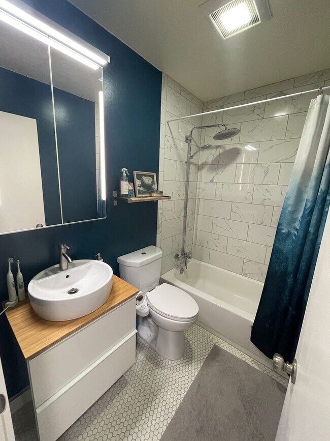 Building Photo - Charming 1-bedroom, 1-bathroom Condo in Phinney Ridge.