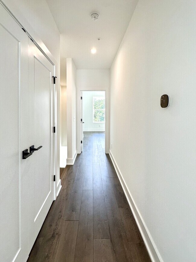 Building Photo - Luxury 2BR/2.5BA Townhome – Steps to Downt...